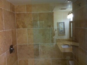 Dusche, Haartrockner, Handtücher, Toilettenpapier