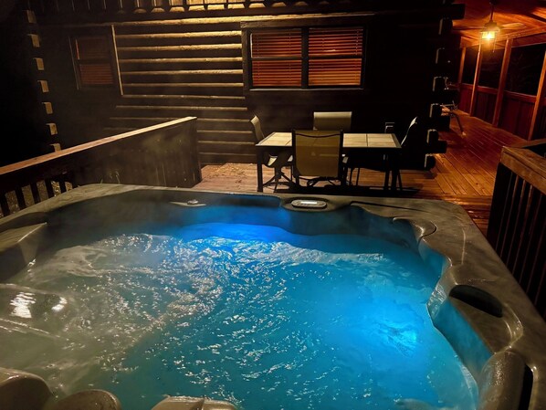 Outdoor dining - Enchanted Forest Whispering Pines- 2 bedroom Cabin with Hot Tub! Hiking Trail & Cave on property! (Eureka Springs)