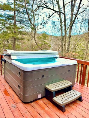 Outdoor spa tub - Enchanted Forest Whispering Pines- 2 bedroom Cabin with Hot Tub! Hiking Trail & Cave on property! (Eureka Springs)
