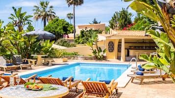 Una piscina climatizada, tumbonas