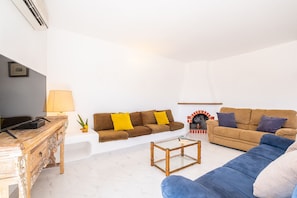 TV - Villa Crisandra w/ heatable pool, Albufeira (Albufeira)