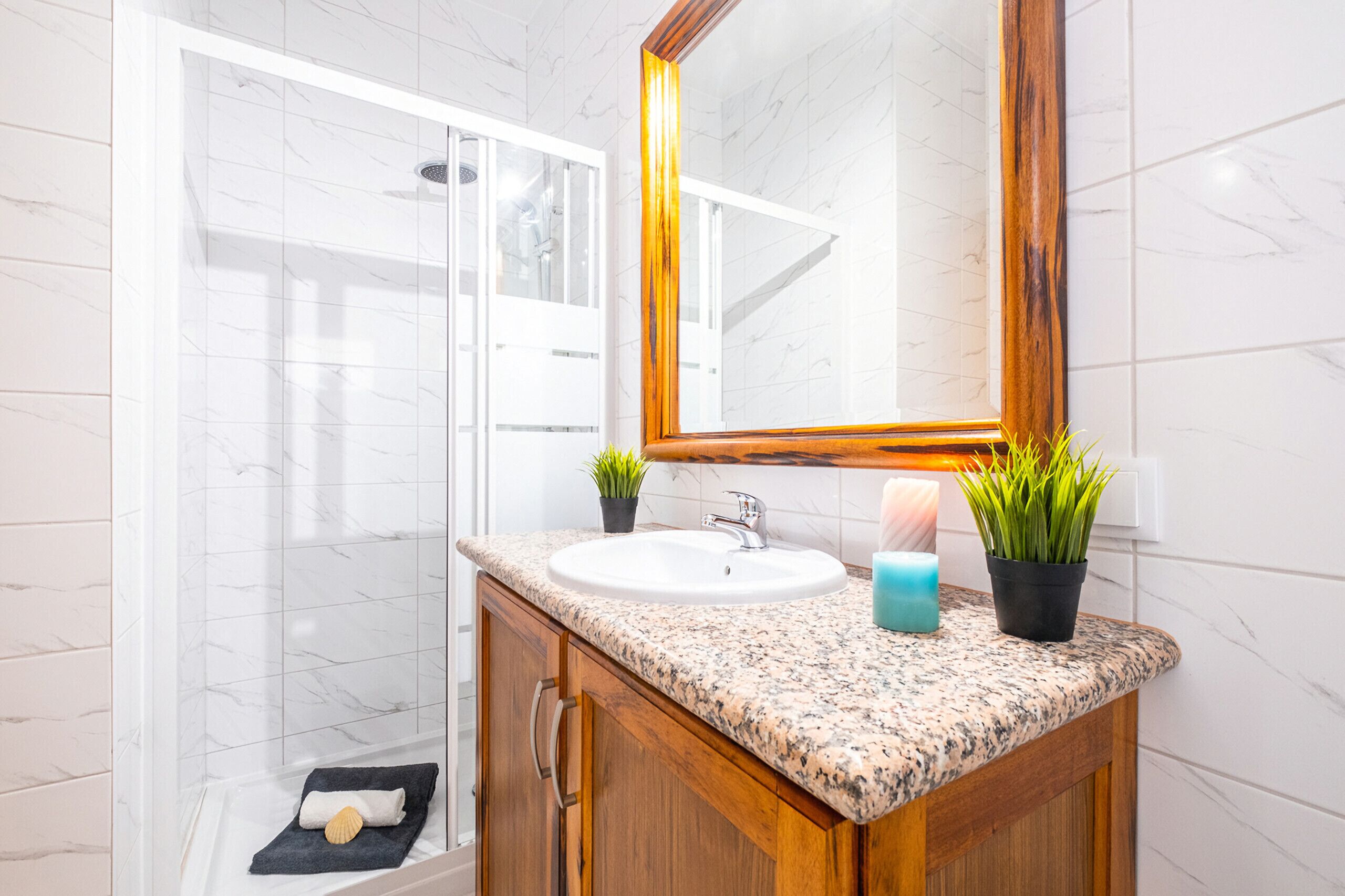Ducha y bañera combinadas, secador de pelo y toallas
