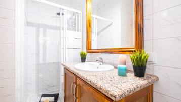 Ducha y bañera combinadas, secador de pelo y toallas