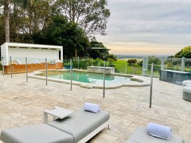 Una piscina al aire libre de temporada, cabañas de piscina gratuitas