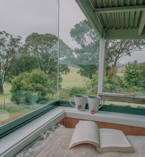 Deluxe Studio Suite | Individually decorated, individually furnished, blackout drapes