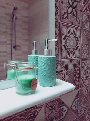 Apartment | Badezimmer | Duschwanne, Hausschuhe, Handtücher, Seife