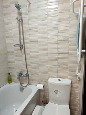Apartamento | Banheiro | Chuveiro/banheira combinados, chinelos, toalhas de banho, sabonete