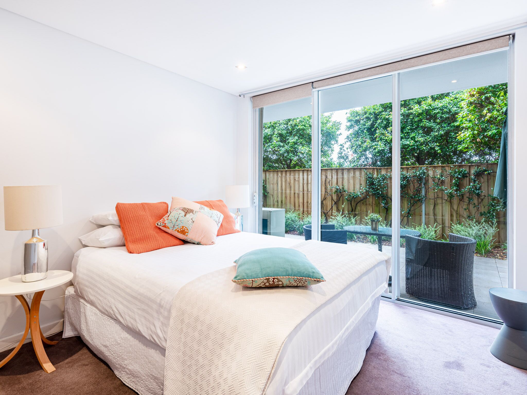 Modern apartment with Large Courtyard — image 12