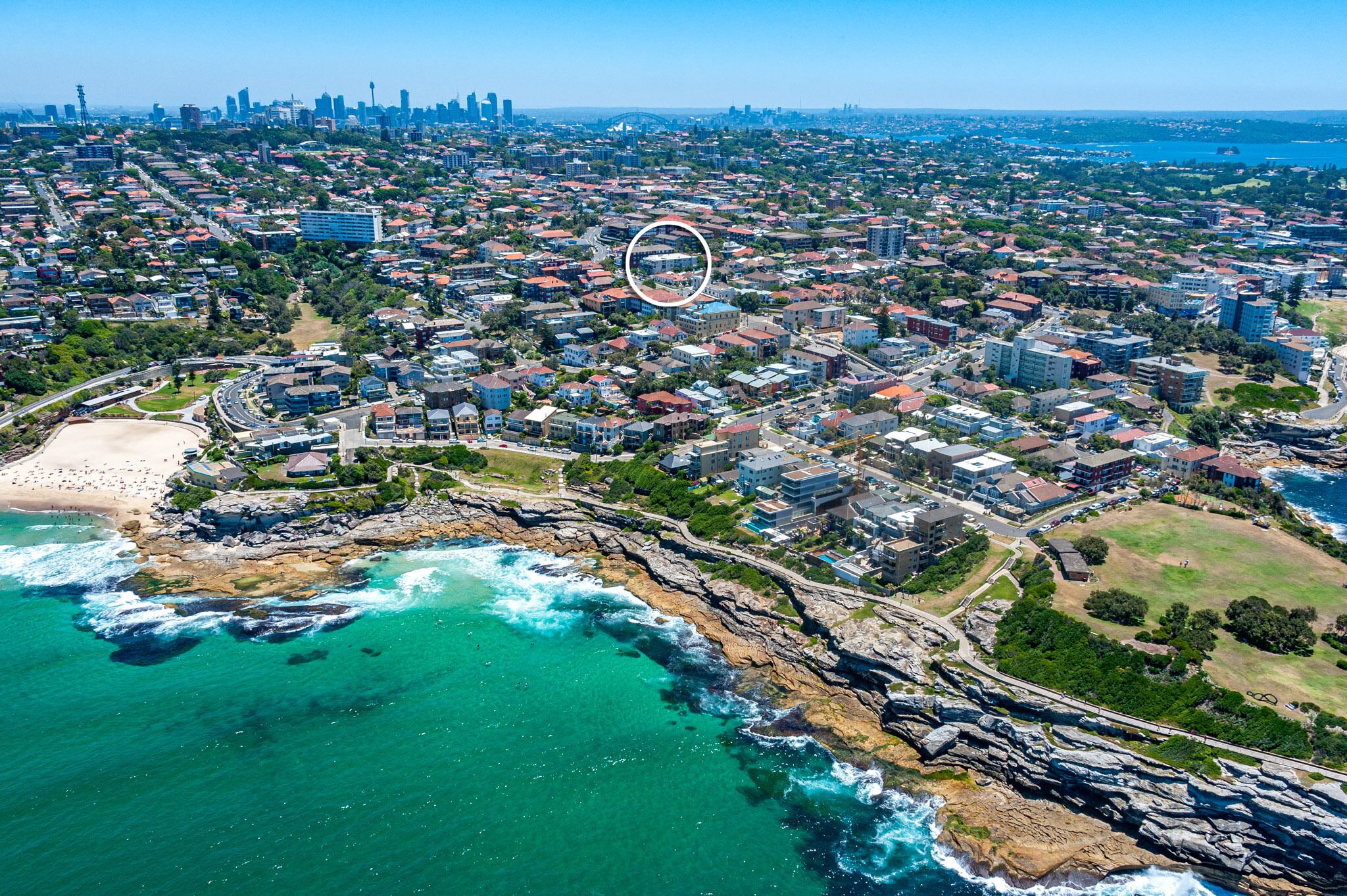 Modern apartment with Large Courtyard — image 17