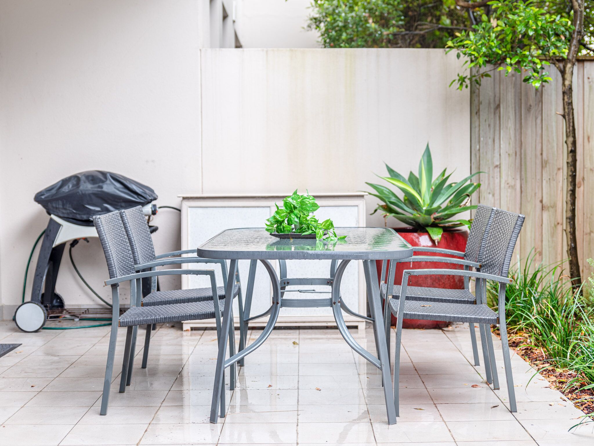 Modern apartment with Large Courtyard — image 13