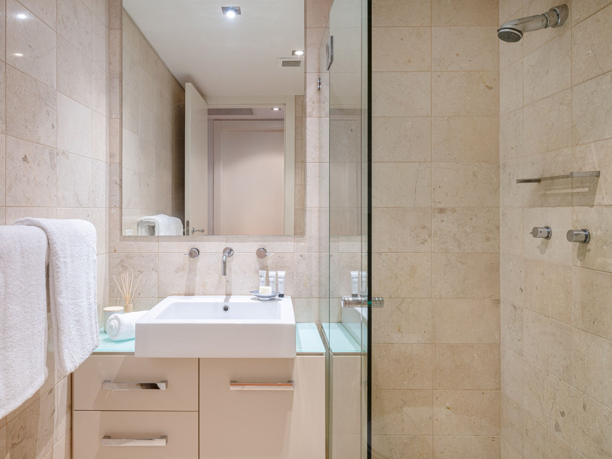 Modern apartment with Large Courtyard — image 15