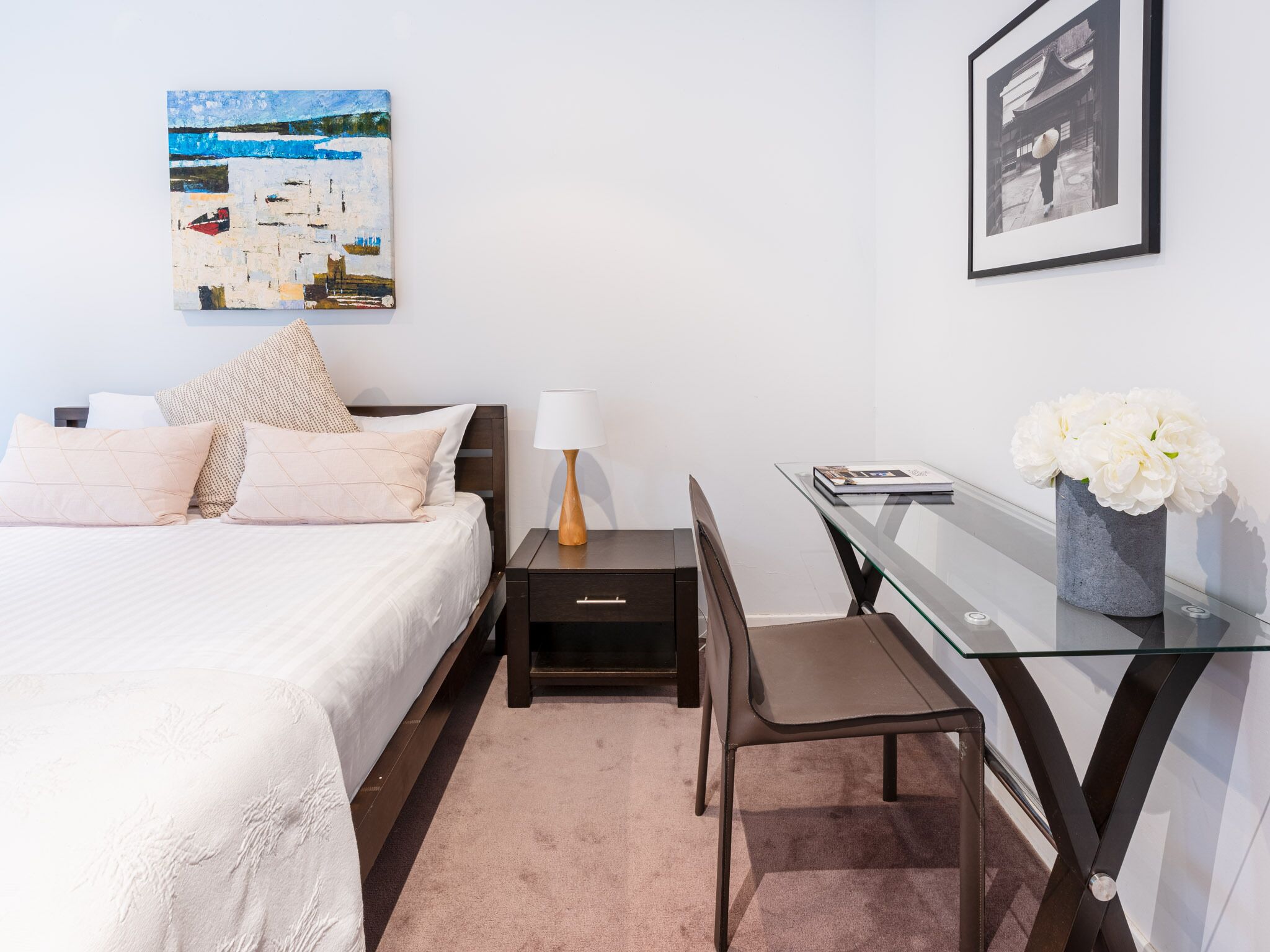 Modern apartment with Large Courtyard — image 6