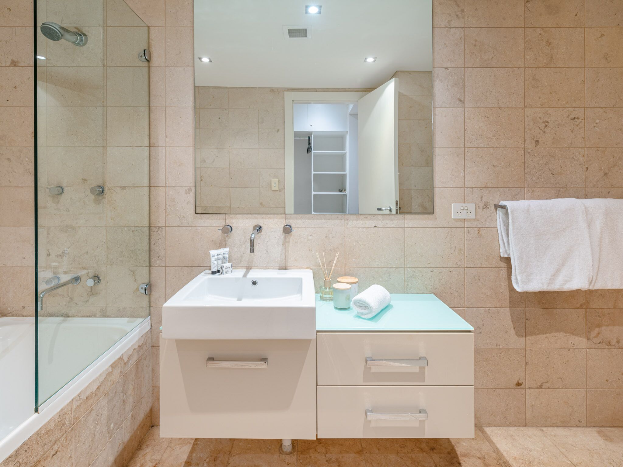 Modern apartment with Large Courtyard — image 10