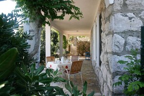 Outdoor dining - Apartment Jelenovic C. Dubravka (10076-A1) (Silo - island Krk)