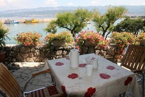 Outdoor dining - Apartment Jelenovic C. Dubravka (10076-A1) (Silo - island Krk)
