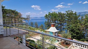 A balcony with a view of a lake and mountains. - Apartment Sanjug (Silo - island Krk)