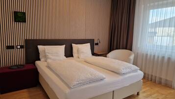 Doppelzimmer, zum Garten hin | 1 Schlafzimmer, Allergikerbettwaren, VerdunkelungsvorhÀnge