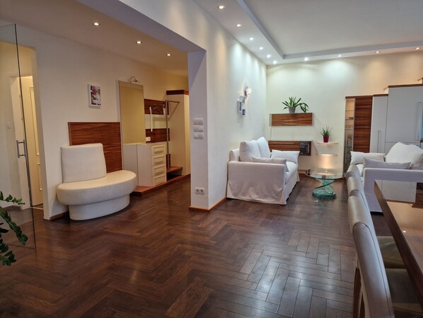 Garden Suite | Wohnbereich | 43-Zoll-Smart-TV mit Satellitenempfang, Netflix, Kinderspielzeug