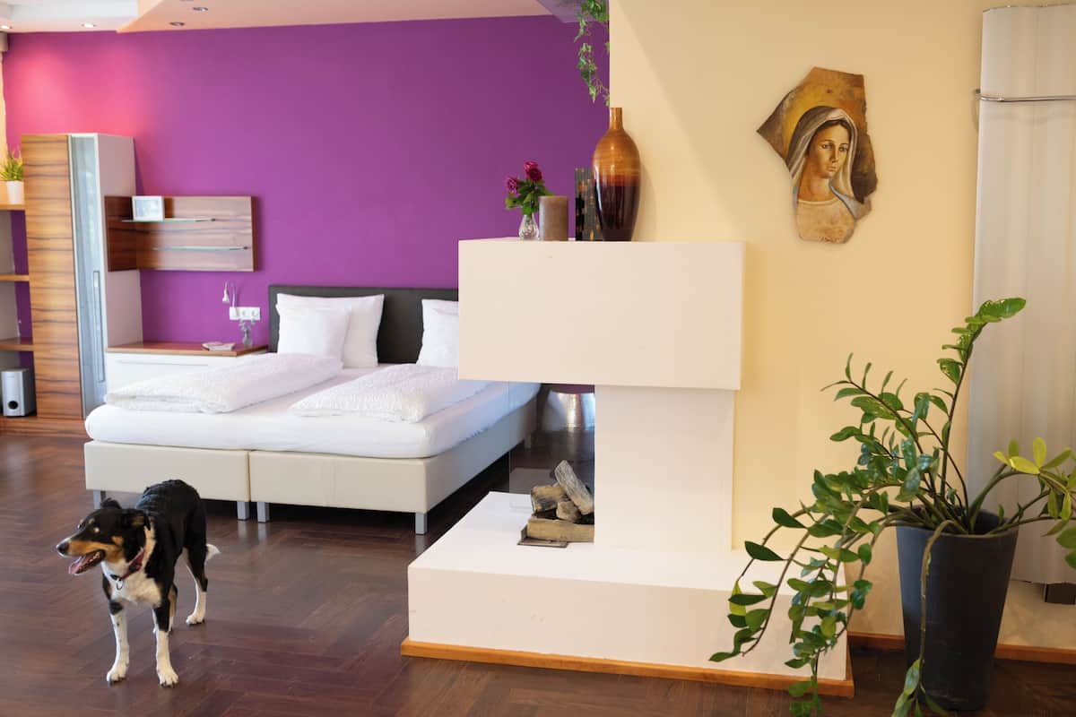 Garden Suite | Hypo-allergenic bedding, blackout drapes, iron/ironing board, free WiFi