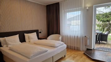 Garden Room | Hypo-allergenic bedding, blackout drapes, iron/ironing board, free WiFi