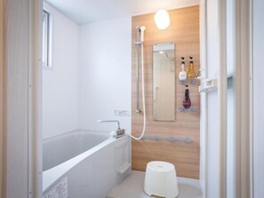 Suite | Kamar mandi | Bathtub dan shower terpisah dan bathtub besar
