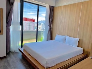 Apartamento superior, 2 habitaciones | 2 dormitorios, escritorio, cortinas opacas