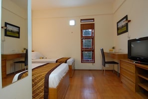 Deluxe Twin kamer | Een kluis op de kamer, een bureau, gratis wifi, beddengoed