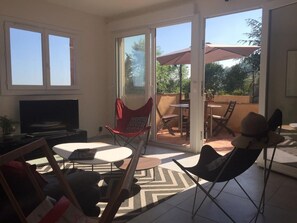 TV - A balcony overlooking the Mediterranean: 20m2 terrace, private parking, bright. (Vence)