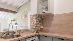 Eine Küche mit Spüle, Geschirrspüler und einem Schrank mit Glastüren.