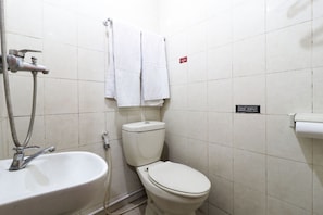 Standard Double Room | Bathroom