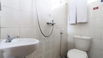 Standard Twin Room | Bilik Mandi | Pancuran mandi, tuala disediakan
