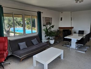 LED TV - VILLA SWIMMING POOL CLIMATISEE ANY COMFORT, PANORAMIC SEA VIEW, WIFI, QUIET (Fréjus)