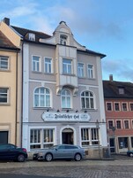Un edificio de varios pisos con un letrero que dice "Franzischer Hof".