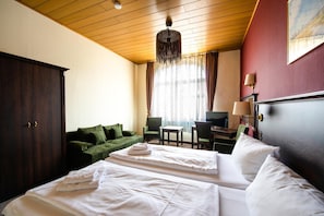 Hypo-allergenic bedding, desk, rollaway beds, free WiFi - Hotel Fränkischer Hof (Kitzingen)