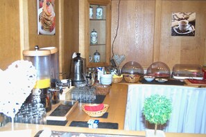 A breakfast bar with coffee makers, tea pots, and a variety of breakfast items. - Hotel Fränkischer Hof (Kitzingen)