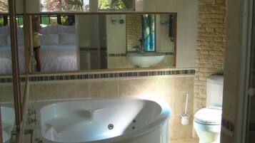 Exclusive Double Room (Top Unit) | Bathroom | Towels, soap, toilet paper