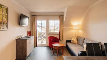 Leilighet, 2 soverom | Oppholdsområde | Flatskjerm-TV og oppvarmet gulv