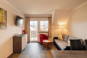 Apartamento, 2 habitaciones | Zona de estar | Una televisión de pantalla plana, suelo radiante