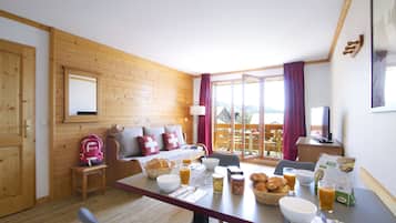Apartment (4 People) | 1 Schlafzimmer, schallisolierte Zimmer, Babybetten, WLAN