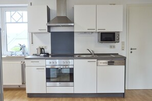 Kylskåp, mikrovågsugn, ugn och spishäll