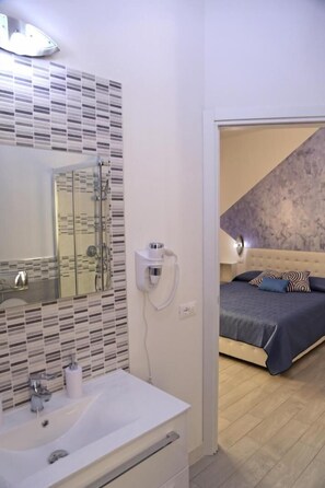 Een douche, een haardroger, een bidet, handdoeken