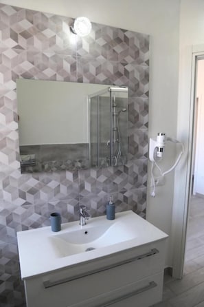 Douche, sèche-cheveux, bidet, serviettes fournies