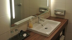 Ducha, artículos de higiene personal gratuitos, toallas y jabón