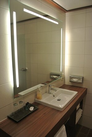 Regadera, amenidades de baño gratuitas, toallas, jabón