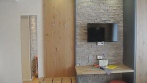 Escritorio, sistema de insonorización, wifi gratis y ropa de cama
