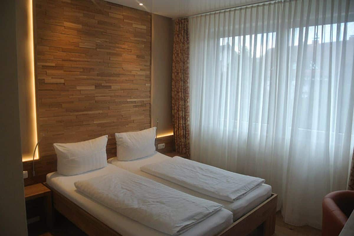 Escritorio, sistema de insonorización, wifi gratis y ropa de cama