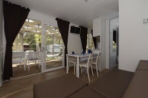 Mobile Home, 3 chambres (Capri) | Restauration dans la chambre