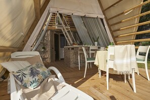 Luksustelttamajoitus, 2 makuuhuonetta | Terassi/patio