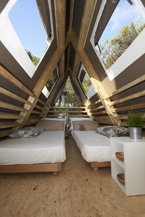 Luksustelttamajoitus, 2 makuuhuonetta | Vauvansängyt, Wi-Fi, vuodevaatteet