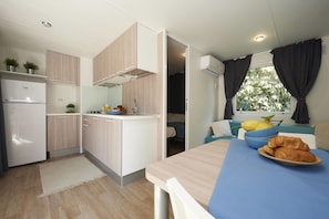 Mobile Home, 2 Bedrooms (Ischia) | Private kitchen